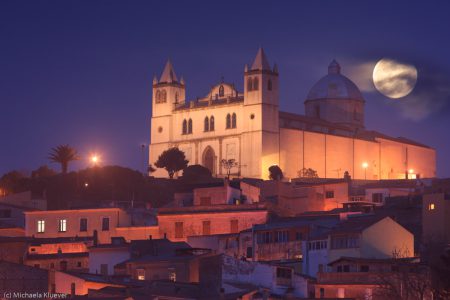 Blick auf die Basilika von Cuglieri bei Vollmond