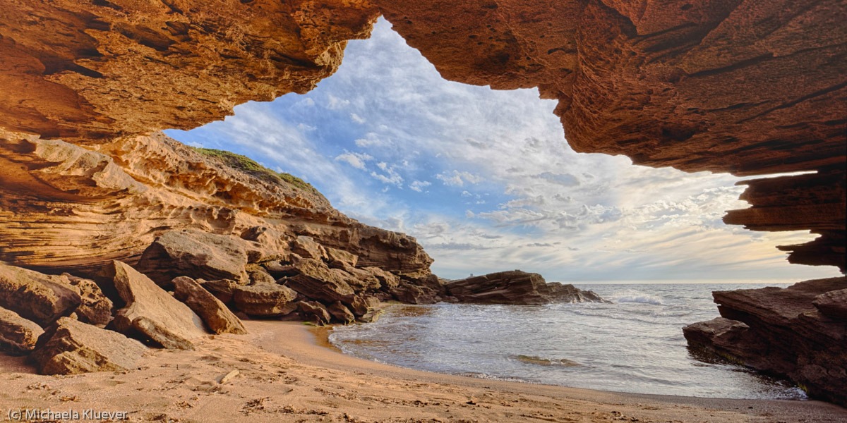 Eine Grotte in den Klippen unterhalb von Tres Nuraghes