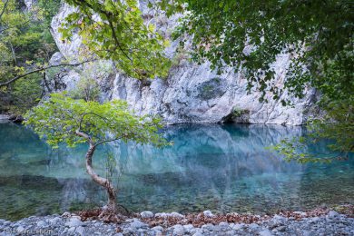 Farbintensive abendliche Spiegelung im Wasser der Voidomatis
