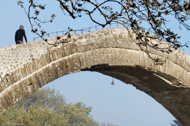 Die Sturmglocke an der Konitsa Brücke