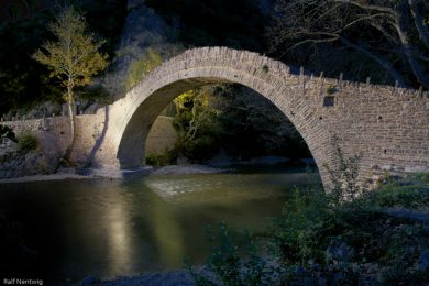 Die Klidonia Brücke wird am Abend illuminiert
