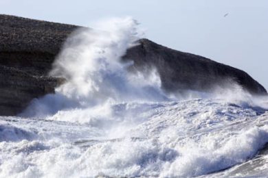 Tosende Brandung an den Klippen auf Sardinien an der Westkueste unterhalb von Cuglieri