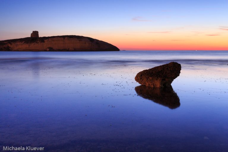Blaue Stunde am Meer an der Westkueste Sardiniens unterhalb von Cuglieri