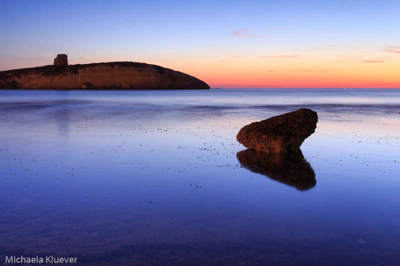 Blaue Stunde am Meer an der Westkueste Sardiniens unterhalb von Cuglieri