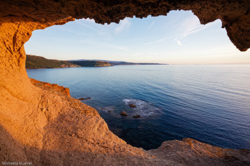 Grotte mit Ausblick