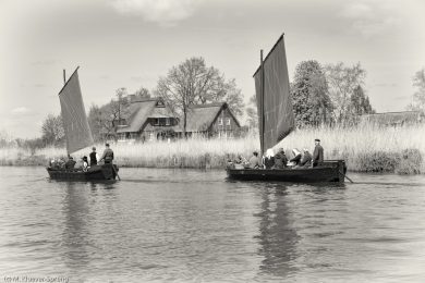 Schwarzweiss Fotos von der Torfkahnarmada im Teufelsmoor