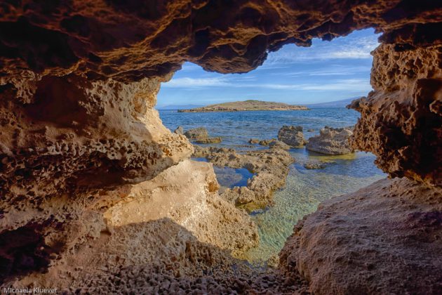 Grotte mit Inselblick