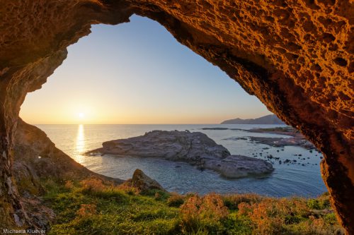 Grotte mit Sonnenuntergang