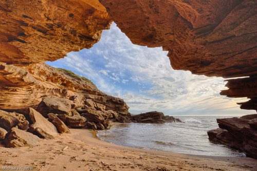 Grotte mit Strand