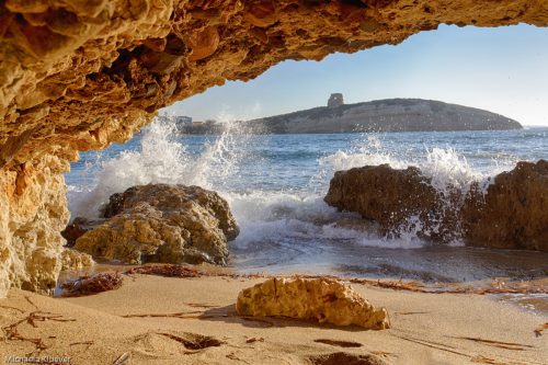 Grotte mit Wellen
