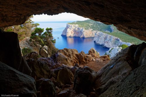 Grotte hoch über den Klippen