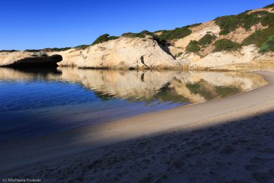 Wasser und Morgen-Licht am Felsbogen