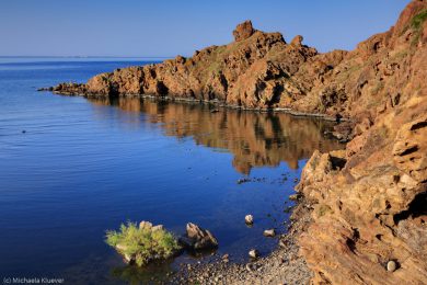 Wasser und Licht mit Spiegelung