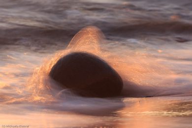 Wasser und Abend-Licht mit Stranddetail