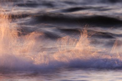 Wasser und Abend-Licht mit Wellendetail