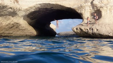 Wasser und Licht am Felsbogen